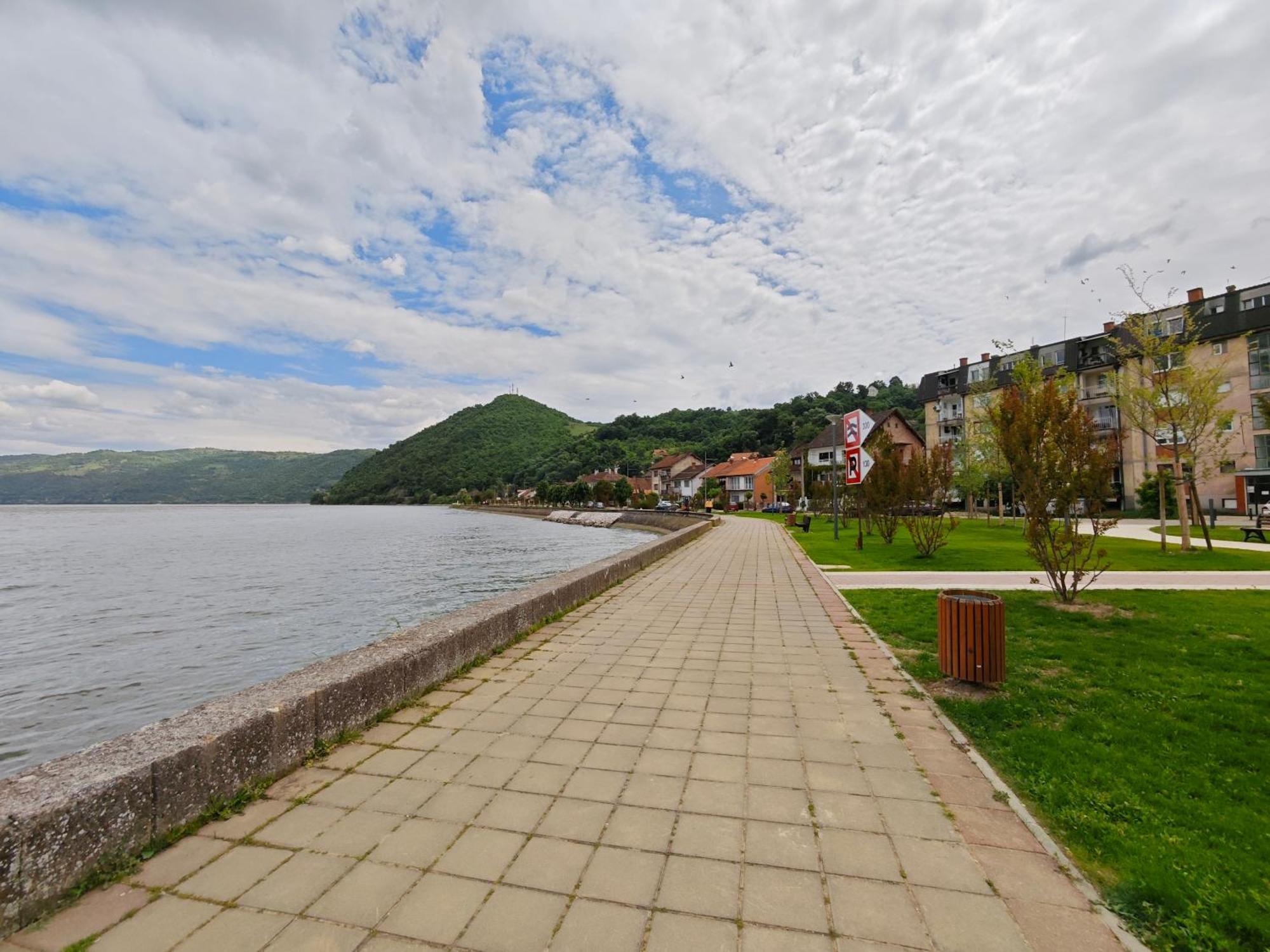 Apartman Julija Donji Milanovac Exterior foto