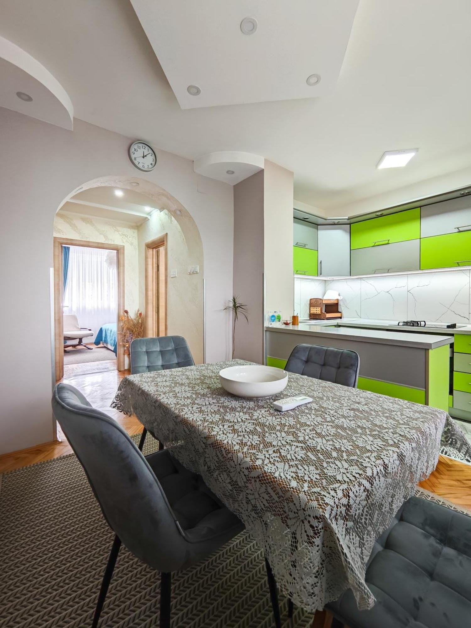 Apartman Julija Donji Milanovac Exterior foto